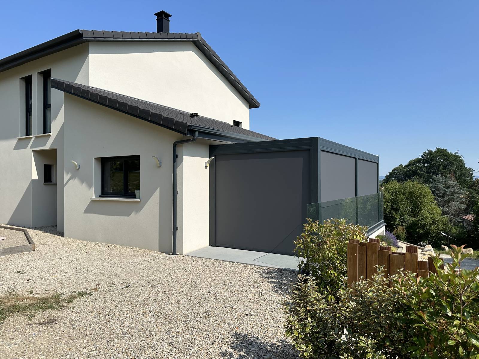 Pergola bioclimatique à lame orientable et motorisation somfy à Meyzieu