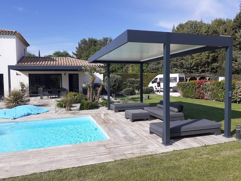 pergola bioclimatique été piscine ombre soleil