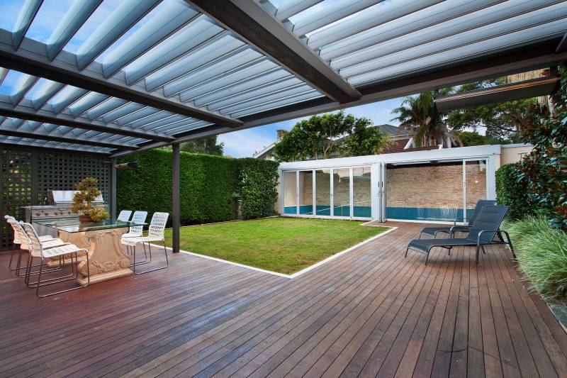 Pose de pergola aluminium à toit polycarbonate fixe ou toile rétractable à Balan, avec brise-vue coulissant et options domotiques