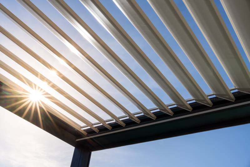 Installation de pergola bioclimatique aluminium sur mesure avec lames orientables à Miribel, motorisation Somfy et éclairage LED intégré