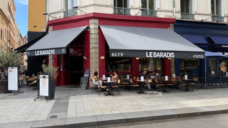 Pose de trois Stores banne avec lambrequin lumineux pour le Baradis (ex Midi Minuit) à Lyon
