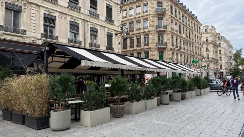 Dépose et repose de 3 stores banne double pente pour le restaurant L'Instiution à Lyon avec intervention d’urgence