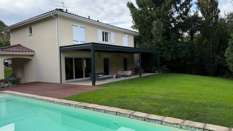 Installation d'une pergola à lames orientables bioclimatique avec stores zip et option LED à Tassin-la-Demi-Lune