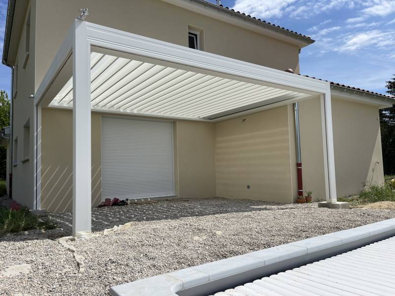 Pergola bioclimatique à lame orientable et motorisation somfy à Meyzieu