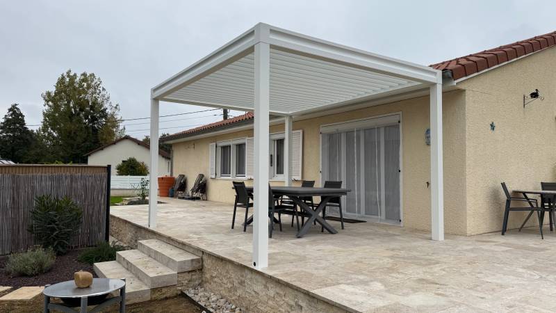 Installation d'une pergola autoportante en aluminium blanc avec lames orientables à Ambronay