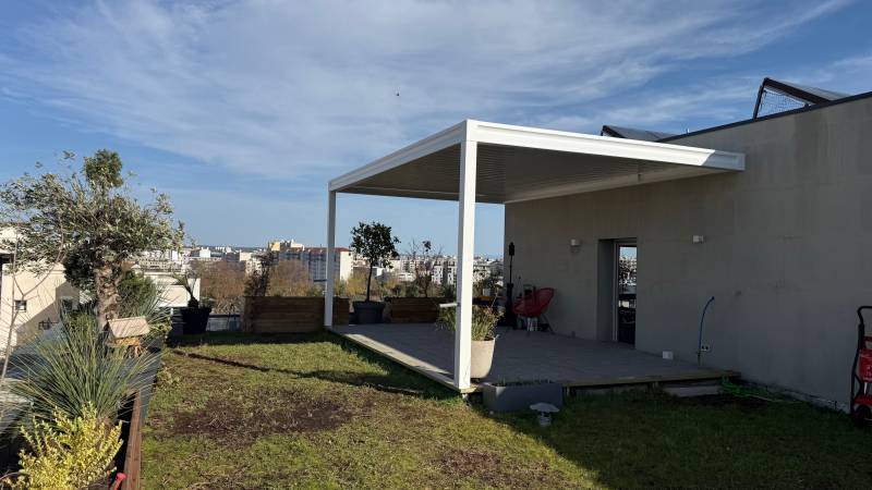 Pose d'une pergola en aluminium blanc adossée de 24m² avec stores intégrés au 8e étage d'une résidence à Lyon