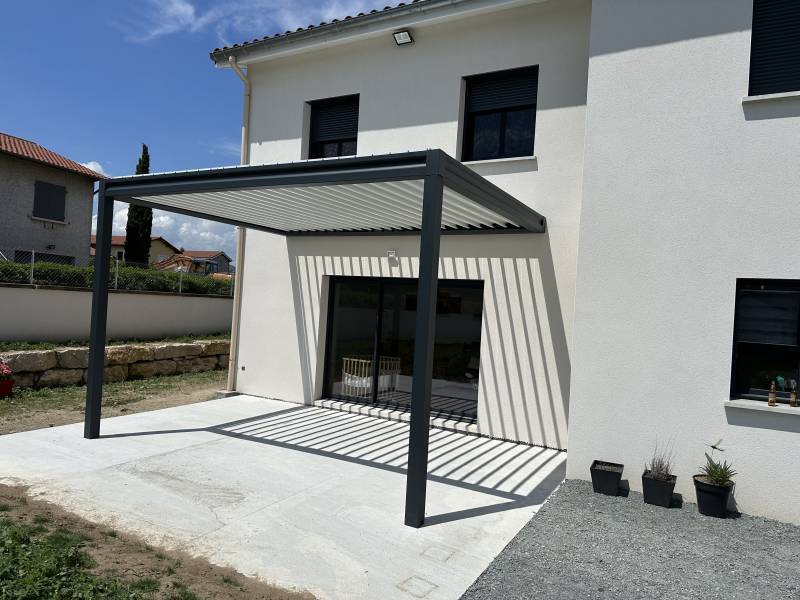 Aménagez votre extérieur avec une pergola haut de gamme dans l’ouest lyonnais – Contactez-nous !